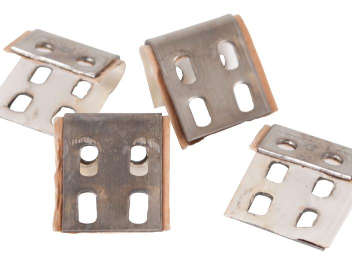 Zigzaginių spyruoklių laikiklis, 4 skylių, 1000 vnt/pak. Zigzaginių spyruoklių laikiklis, 4 skylių, 1000 vnt/pak.